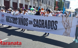Cartaz com a frase “Nossos Filhos São Sagrados”. (Foto: Periodico Maranata/Róger Murillo-periodicomaranata.com /)