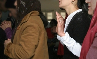 Cristãos argelinos oram pela situação da Igreja no país. (Foto representativa: Portas Abertas)