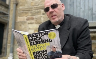 O pastor Mick Fleming escreveu um livro contando sua história. (Foto: Reprodução/God Reports)