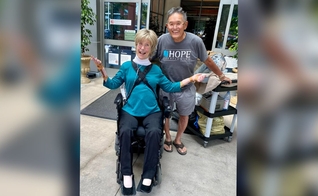 Joni e seu esposo na saída do hospital. (Foto: Facebook/Joni Eareckson Tada)