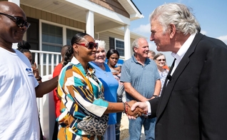 Franklin Graham comprimenta os proprietários nos EUA. (Foto: Reprodução/BGAE)