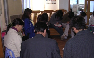 Cristãos reunidos em oração. (Foto: Open Doors)