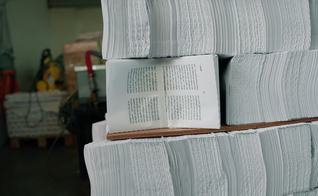 Cópias do Novo Testamento. (Foto: Reprodução/YouTube/Global Christian Relief)