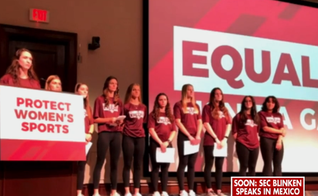 Nadadoras americanas protestam contra um homem biológico na equipe. (Captura de tela/Vídeo Outkick).