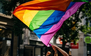 Lei que proíbe menores em parada gay entra em vigor nesta sexta-feira (06). (Foto ilustrativa: Unsplash/Raphael Renter)