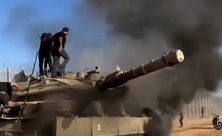 Momento em que os terroristas do Hamas tomam um tanque de Israel. (Captura de tela vídeo G1)
