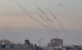 Cenas do ataque a Israel através de mísseis. (Captura de tela/YouTube Jovem Pan News)