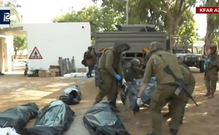 Corpos dos moradores do kibutz Kfar Aza são retirados por policiais israelenses. (Captura de tela/YouTube i24News)