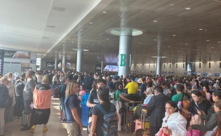 Brasileiros no Aeroporto Ben Gurion, em Tel Aviv, antes do embarque no primeiro voo de repatriação. (Foto: X/Itamaraty Brasil)