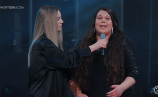 A mulher testemunhou a libertação do vício através de Jesus. (Foto: Reprodução/YouTube/HungryGeneration).