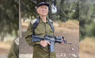 Ezra Yachin posa com seu uniforme militar. (Foto: Jewish Breaking News)
