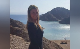 Karla Stelzer, de 42 anos, participava do festival de música, atacado pelo Hamas. (Foto: Reprodução/CNN Brasil).