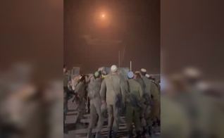 Jovens militares comemoram em torno de rolos da Torá. (Foto: Reprodução/X/Rev. Johnnie Moore ن).