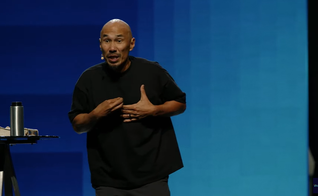 Francis Chan na Dunamis Conference. (Reprodução/YouTube/Dunamis Movement)