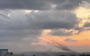 Ataque a Israel pelo Hamas. (Captura de tela/YouTube/The Guardian)