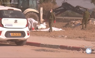 Os corpos das vítimas são recolhidos após o massacre do Hamas. (Captura de tela: YouTube Record News)