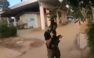 Terrorista prestes a atacar um kibutz. (Captura de tela/YouTube CNN Brasil)