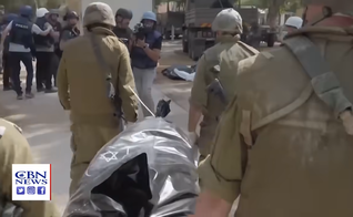 Dezenas de vítimas dos terroristas foram queimadas vivas. (Captura de tela/YouTube/CBN News)