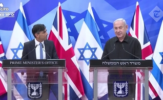 O primeiro-ministro britânico Rishi Sunak em coletiva junto com o primeiro-ministro israelense, Benjamin Netanyahu. (Captura de tela/YouTube/The Telegraph)