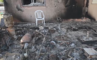 Imagem do Kibutz Kfar Aza de Israel também em ruínas após ataque mortal do Hamas. (Captura de tela/YouTube/AFP)