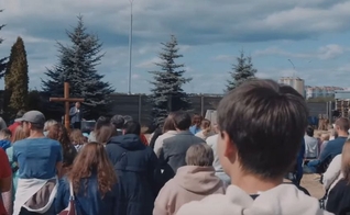 Durante muitos meses, os cultos dominicais da igreja pentecostal Nova Vida foram realizados no estacionamento. (Foto: Forum 18)