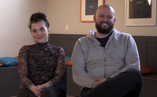 Enes e Christien. (Foto: Reprodução/YouTube/SjaloomHeerhugowaard)