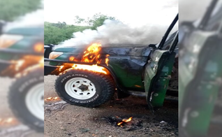 Carro do guia turístico cristão Eric Alyai incendiado após ele ser morto junto com dois turistas em Uganda. (Foto: Força Policial de Uganda X)