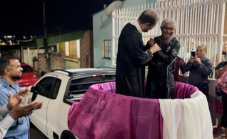 Antonio dos Santos foi batizado em um tanque improvisado em Manaus. (Foto: Reprodução/YouTube/Adventistas Amazonas Roraima).