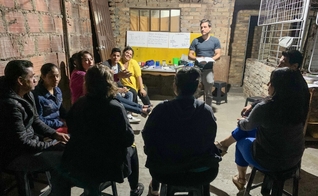 Missionário do IMB, Matthew Fisher, com um grupo em Bogotá, Colômbia. (Foto: Reprodução IMB)