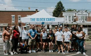 Equipe de voluntários. (Foto: Facebook/The Block Cares)