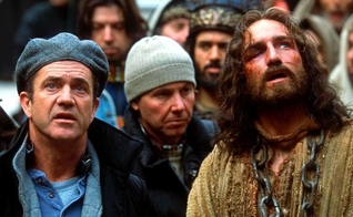 Mel Gibson e Jim Caviezel durante a gravação de “A Paixão de Cristo”. (Foto: Divulgação)
