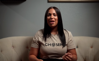 Yamisbel Garcia conheceu a verdade do Evangelho e foi transformada. (Foto: Reprodução/YouTube/Delafé Testimonies).