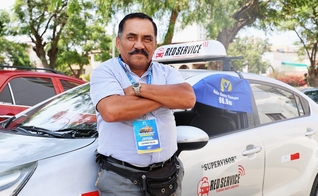 Leyder Jiménez está compartilhando o Evangelho com seus passageiros. (Foto: Dany Chilón/ANoP).