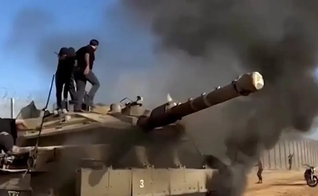 Momento em que os terroristas do Hamas tomam um tanque de Israel. (Captura de tela vídeo G1)