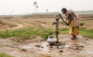Idosa no poço da região. (Foto: IMB)