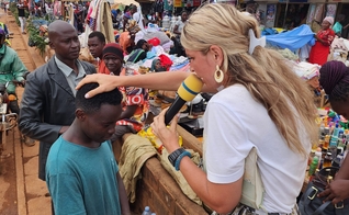 Evangelista ora por pessoas nas ruas de Uganda. (Foto: Facebook/Michael Job)