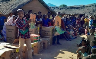 As crianças Bara em Madagascar ouvem com interesse o Evangelho pela primeira vez. (Foto: Reprodução/Samaritan's Purse)