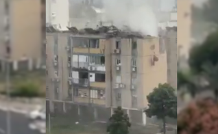 Foguete lançado pelo Hamas atinge prédio residencial em Tel Aviv. (Captura de tela/X/N12)