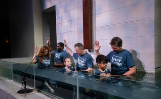 Batismos na Igreja Batista Champion Forest, no Texas. (Foto: Facebook/Champion Forest Champions Campus)