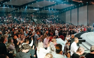 Pessoas lotam a Igreja Free Chapel em culto initerrupto. (Foto: Facebook Free Chapel)