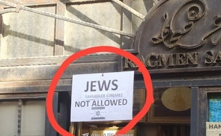 Cartaz “Judeus não são permitidos” na porta de uma livraria em Istambul. (Foto: Reprodução/X/Verdades e Nada Mais)