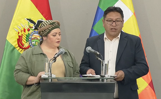 María Nela Prada, ministra da Presidência da Bolívia, e Freddy Mamani, o vice-chanceler das Relações Exteriores anunciam decisão. (Captura de tela/YouTube/AFP)