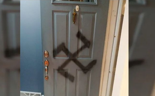 Suástica nazista pichada em porta. (Foto representativa: Jewish Breaking News)