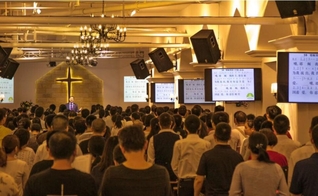 Cristãos em culto na Early Rain Covenant Church. (Foto: Ilustrativa/Facebook/Pray for Early Rain Covenant Church).