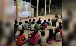 Crianças assistindo o filme. (Foto: Reprodução/Facebook/Jesus Film Project)