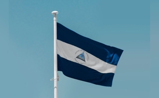 Bandeira da Nicarágua. (Foto: Reprodução/Unsplash/aboodi vesakaran)