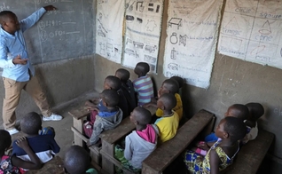 Waswa ensinando crianças em seu ministério. (Foto: Reprodução/Portas Abertas)