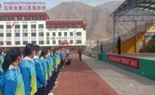 Alunos da 2ª Escola Secundária Étnica da cidade de Yushu. (Foto: Reprodução/Bitter Winter)