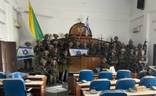 Soldados das Forças de Israel fotografados no prédio do parlamento do Hamas: (Foto: Instagram/Jewish Breaking News)