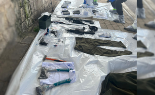 Armas encontradas em veículo de terroristas que realizaram um ataque a tiros no posto de controle da Rota 60, em 16 de novembro de 2023. (Foto: Unidade do Porta-Voz da Polícia)